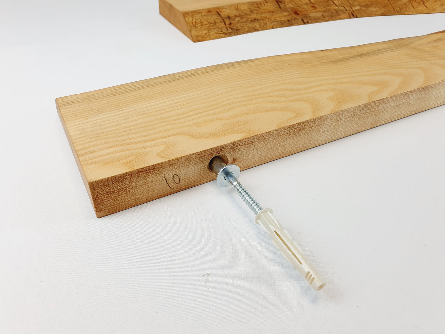 Esche Massivholz Wandregal mit Baumkante und Wurmfraß