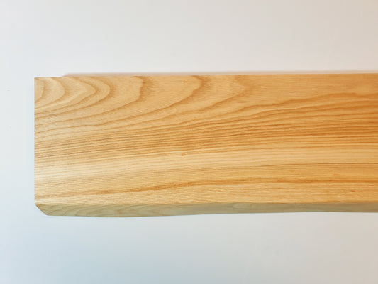 Esche Massivholz Wandregal mit Baumkante