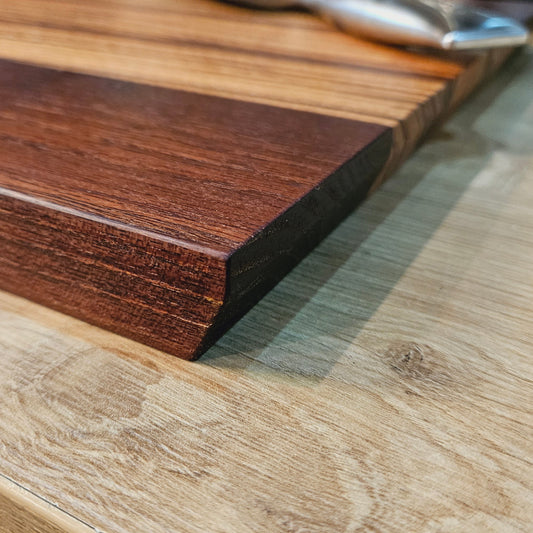 Schneidebrett aus Zebrano und Akazie