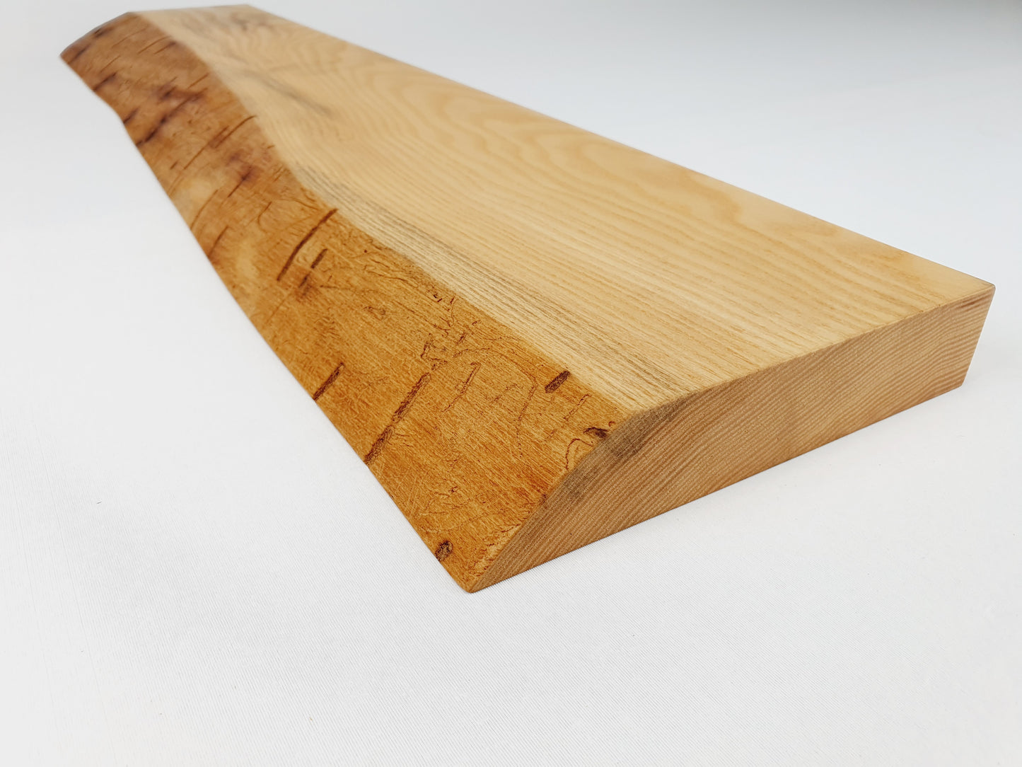 Esche Massivholz Wandregal mit Baumkante und Wurmfraß