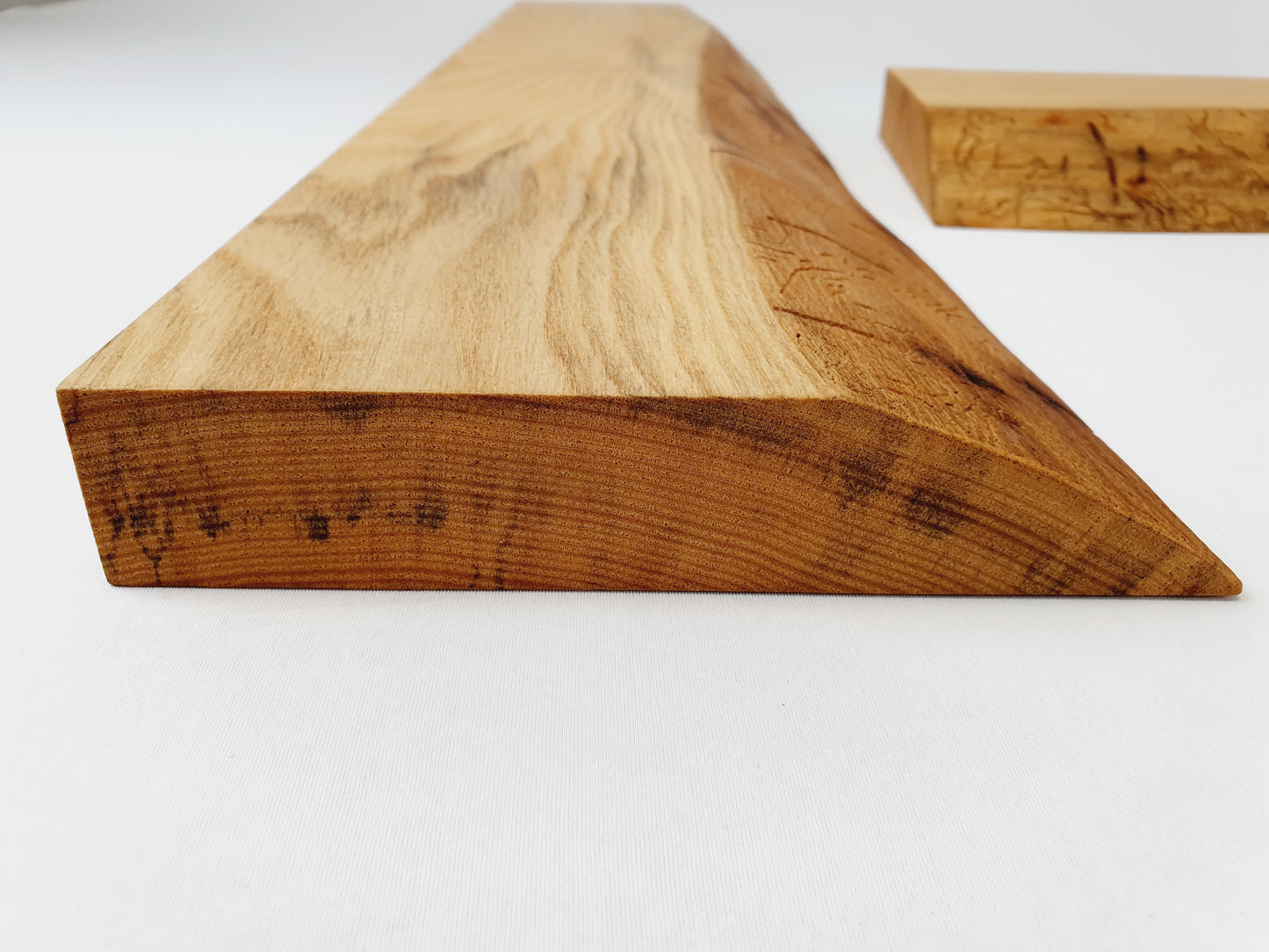 Esche Massivholz Wandregal mit Baumkante und Wurmfraß
