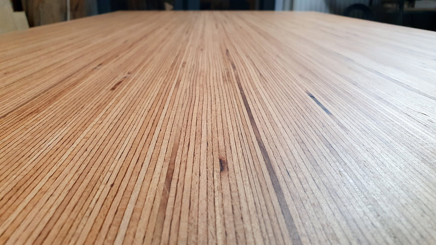 Tischplatte mit Schweizer Kante aus Baubuche
