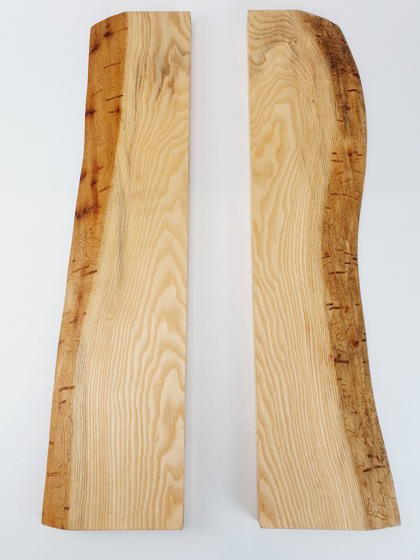 Esche Massivholz Wandregal mit Baumkante und Wurmfraß