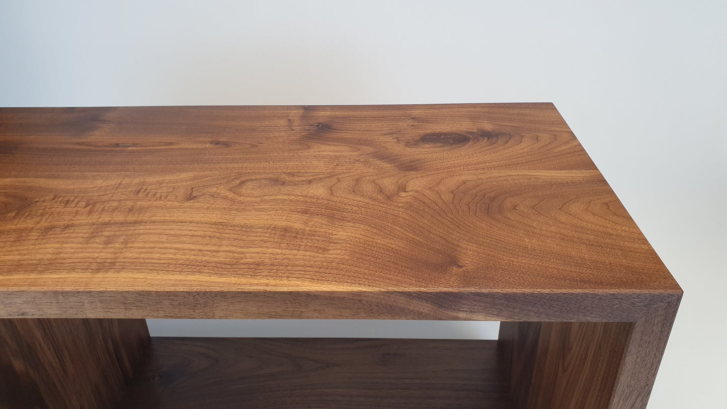 Sideboard aus Nussbaum Massivholz