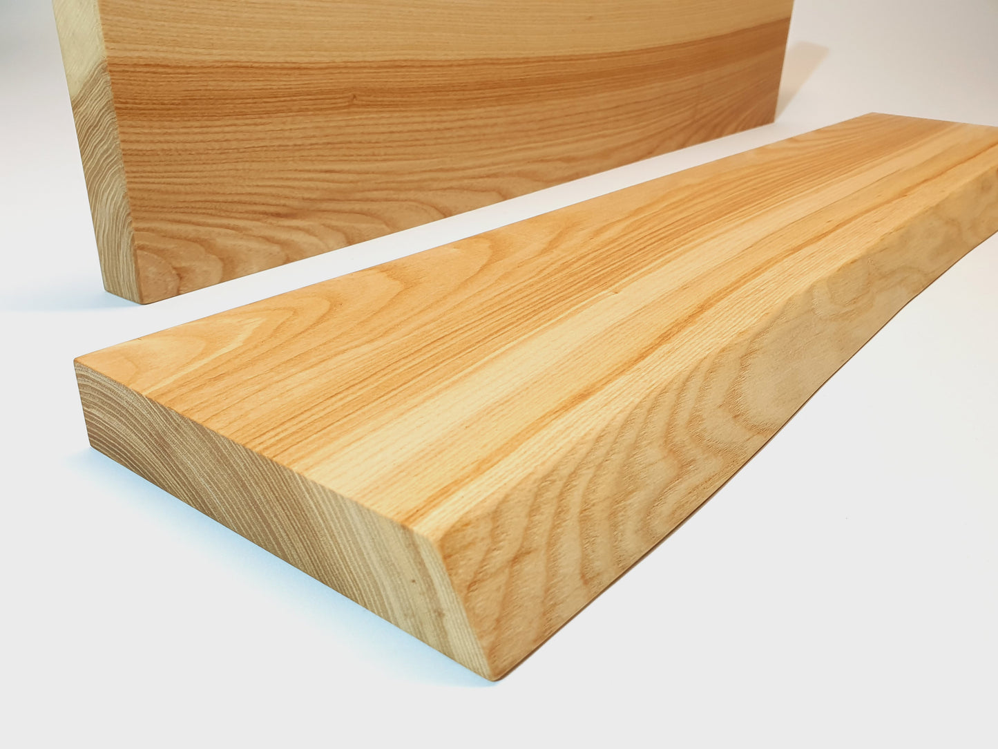 Esche Massivholz Wandregal mit Baumkante