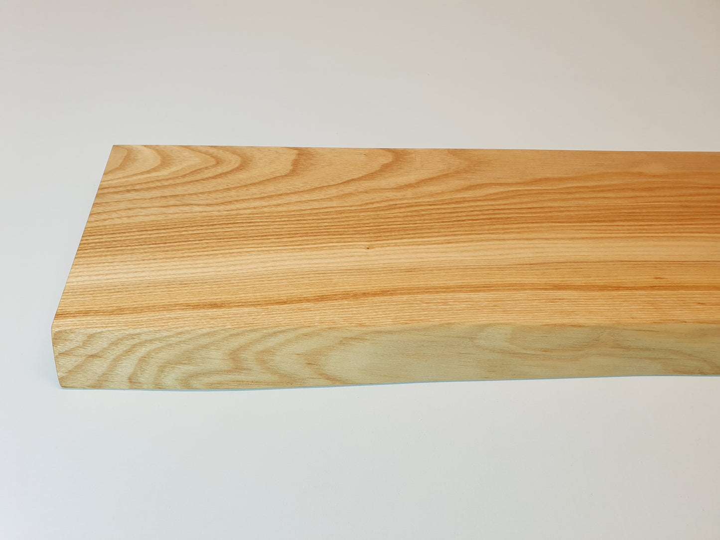 Esche Massivholz Wandregal mit Baumkante