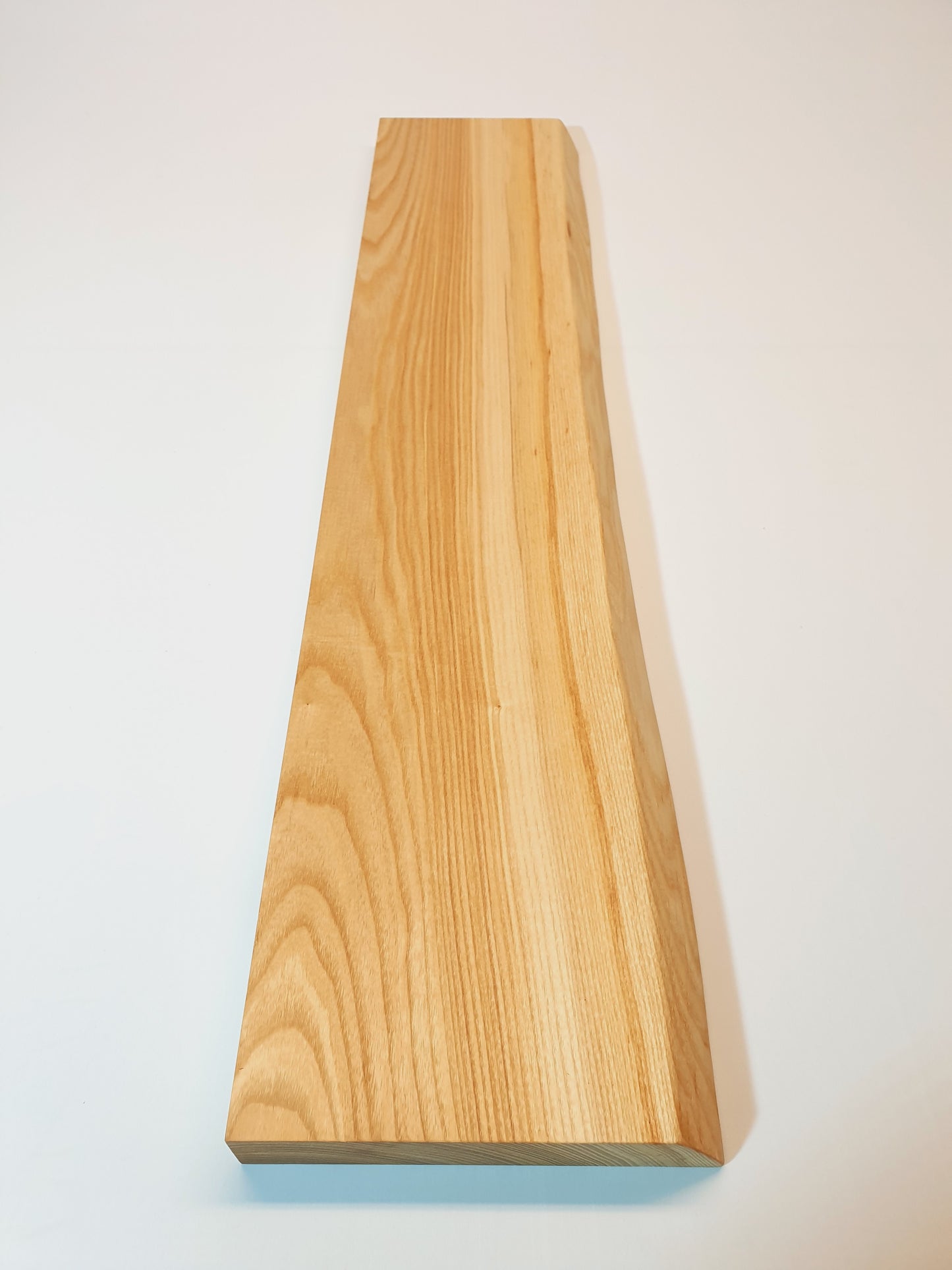 Esche Massivholz Wandregal mit Baumkante