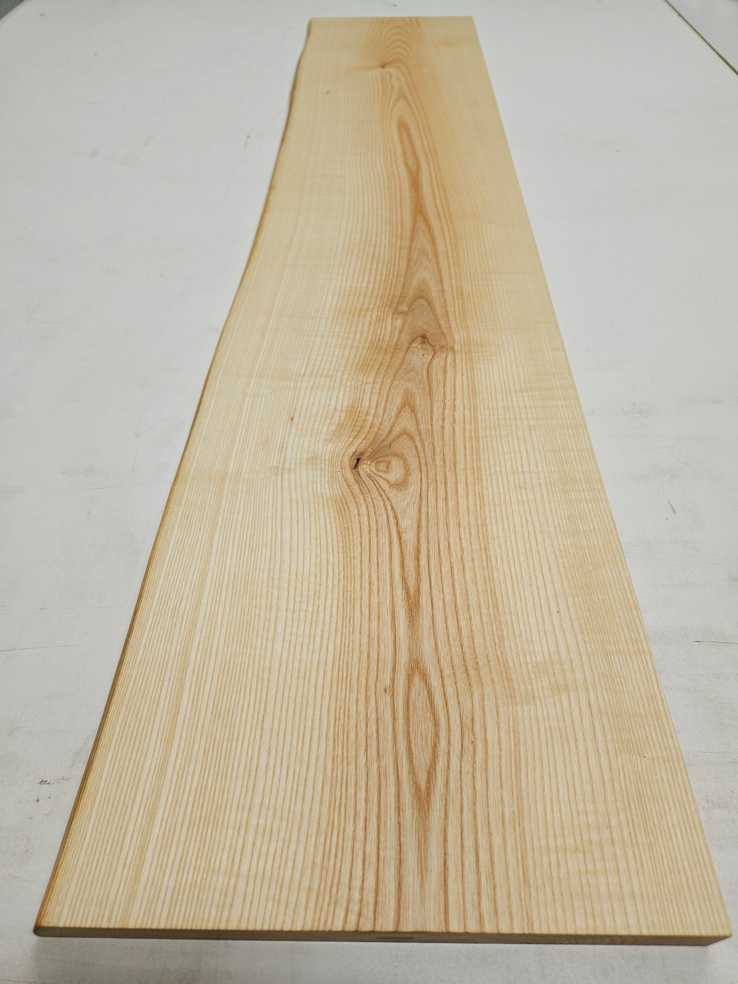 Esche Massivholz Wandregal mit Baumkante