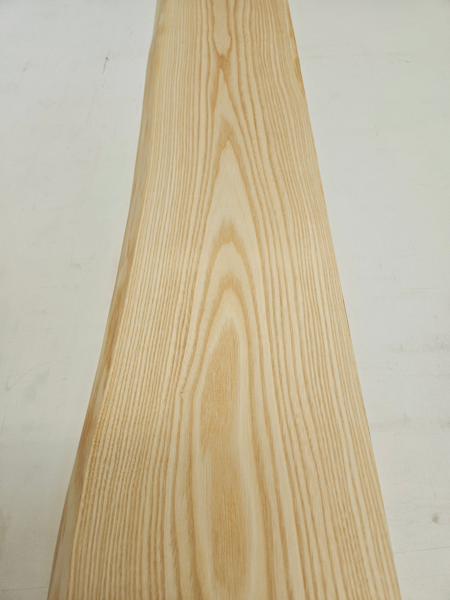 Esche Massivholz Wandregal mit Baumkante