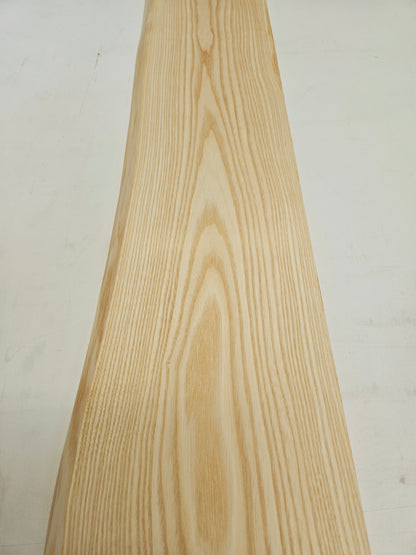 Esche Massivholz Wandregal mit Baumkante