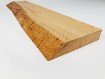 Esche Massivholz Wandregal mit Baumkante und Wurmfraß