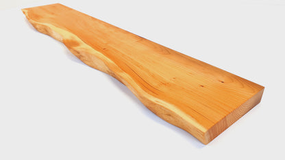 Eibe Massivholz Wandregal mit Baumkante