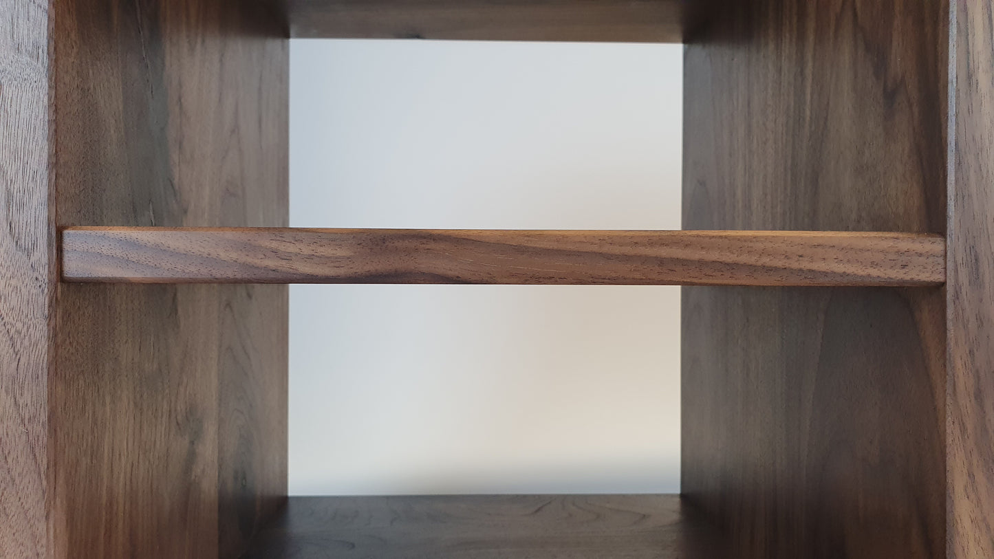 Sideboard aus Nussbaum Massivholz