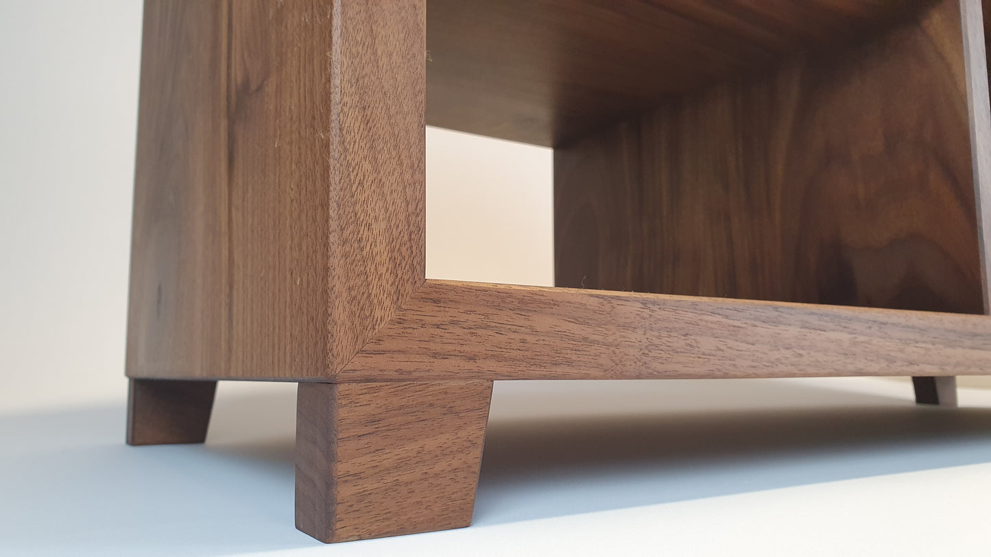 Sideboard aus Nussbaum Massivholz
