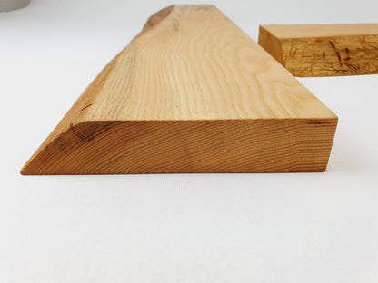 Esche Massivholz Wandregal mit Baumkante und Wurmfraß