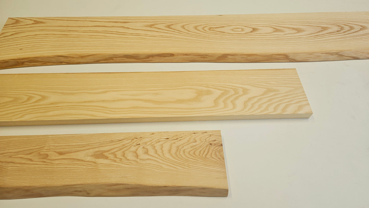 Esche Massivholz Wandregal mit Baumkante